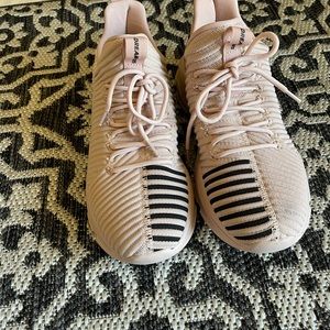 Dream Pairs running shoes, Runsoft-2, size 9.5. Light pink in color.
